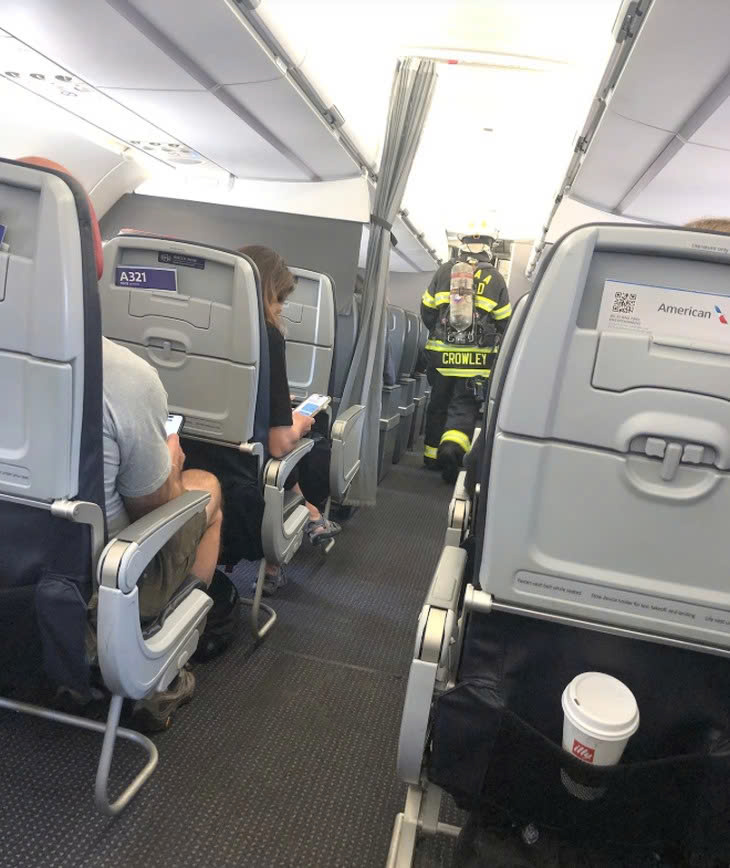 Chuyến bay American Airlines hạ cánh khẩn vì thiết bị của hành khách bốc cháy